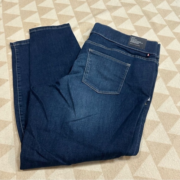 Tommy Hilfiger
Plus Size TH Flex Gramercy Pull-On Jeans - Picture 3 of 6